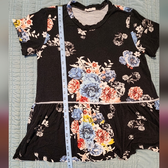 Twenty Ten Black Floral Short Sleeved Tshirt Size Medium - Picture 4 of 4